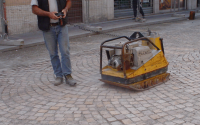 Maximiser la Stabilité : L’Utilisation Cruciale de Plaques Vibrantes sur les Sols en Pierre et en Dalles de Béton